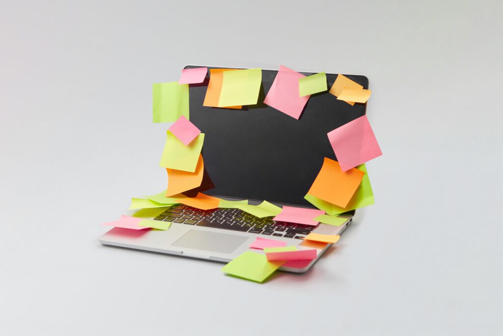 notebook com diversos post its coloridos colados