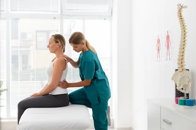 fisioterapeuta ajustando a postura de paciente sentado na maca de atendimento